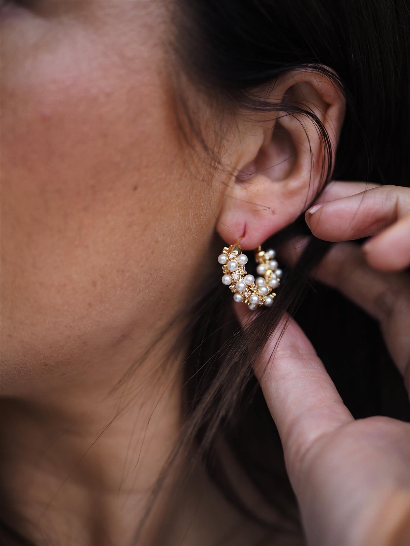 Pearl & crystal huggie hoops gold