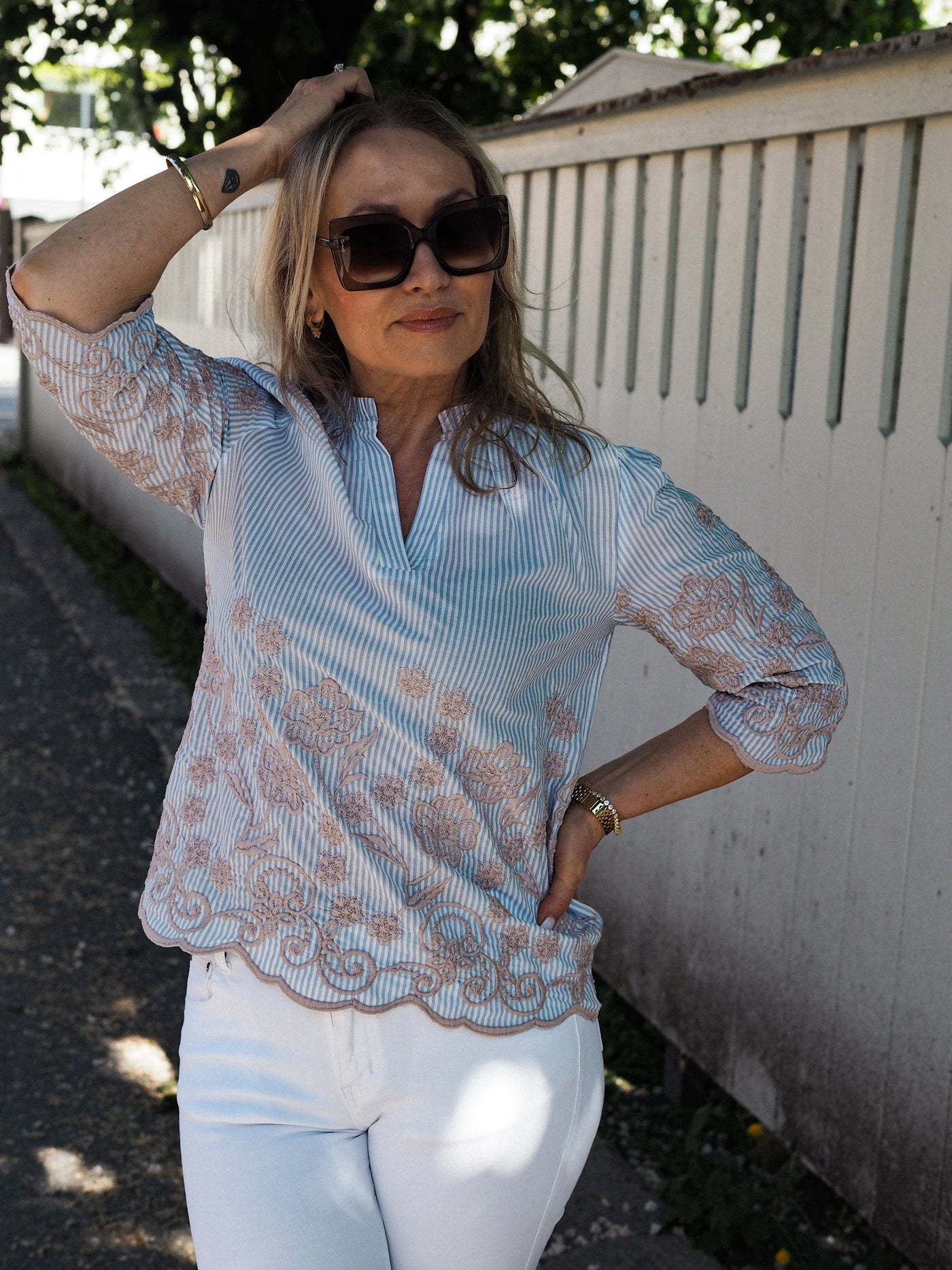 Blue stripe embrodery blouse