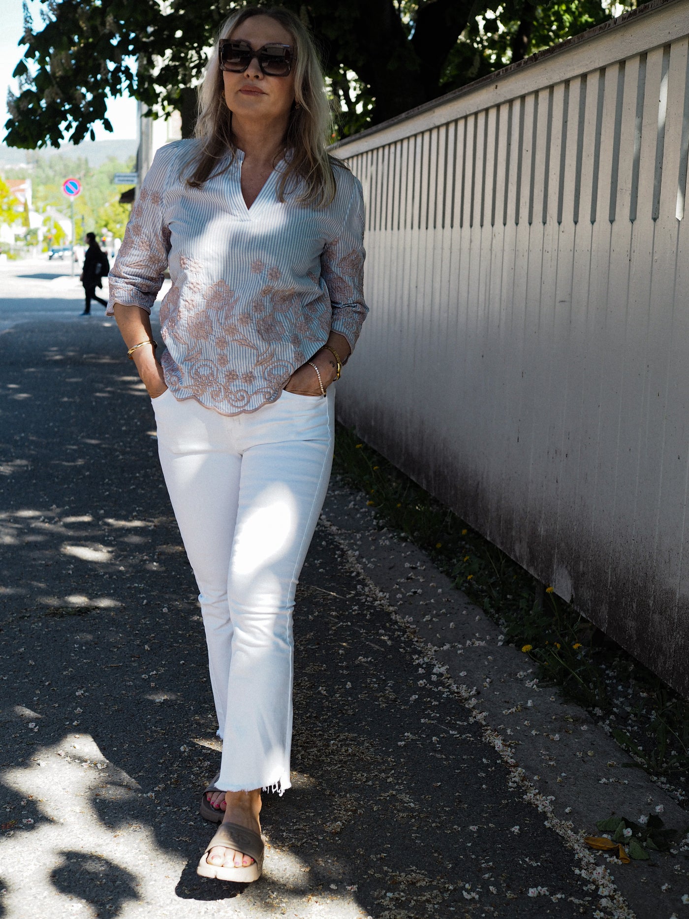 Blue stripe embrodery blouse