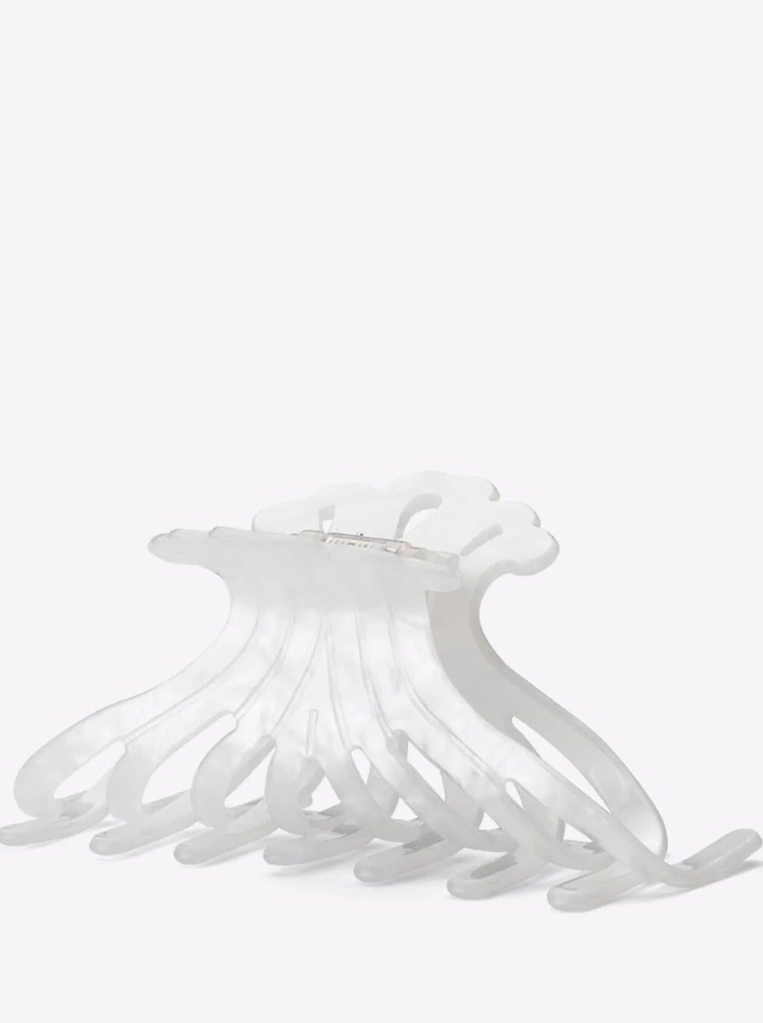 Amelia hair claw in white