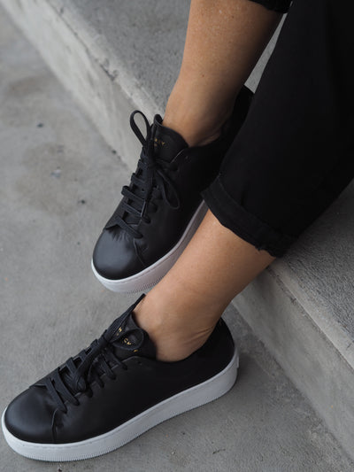 Deuce Court Black