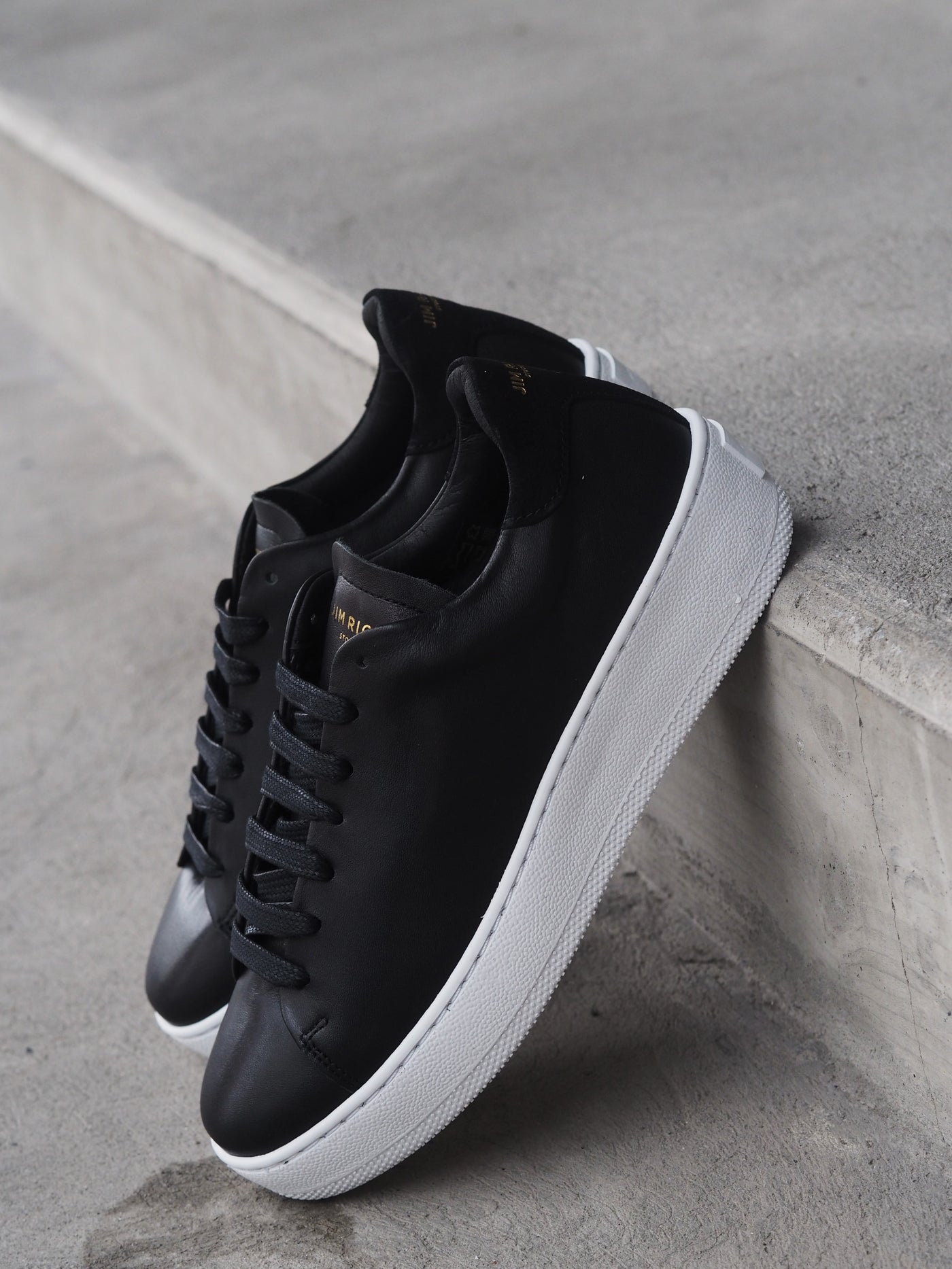 Deuce Court Black